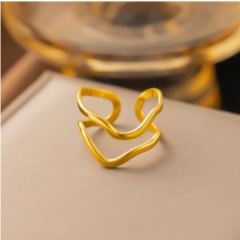 Hollow Wavy Ring