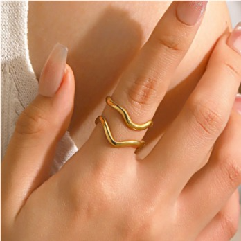 Hollow Wavy Ring